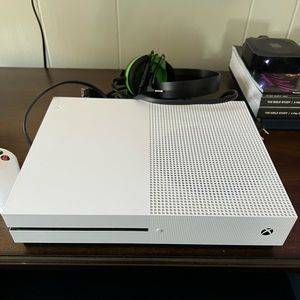 Xbox one S console and controller with game